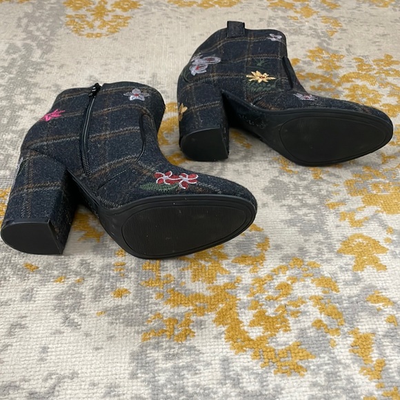 Embroidered ankle booties - Picture 2 of 4